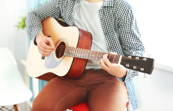 Man die akoestische gitaar speelt — Stockfoto