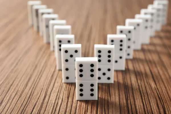Rad dominobrickor på bord — Stockfoto
