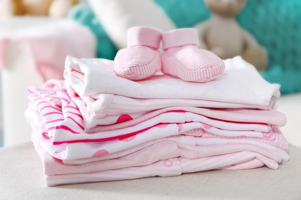 Pile de vêtements de bébé — Photo