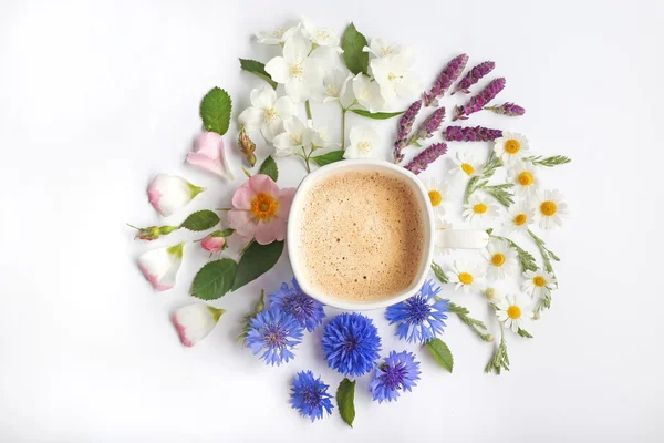 Kopje koffie met verse bloemen — Stockfoto
