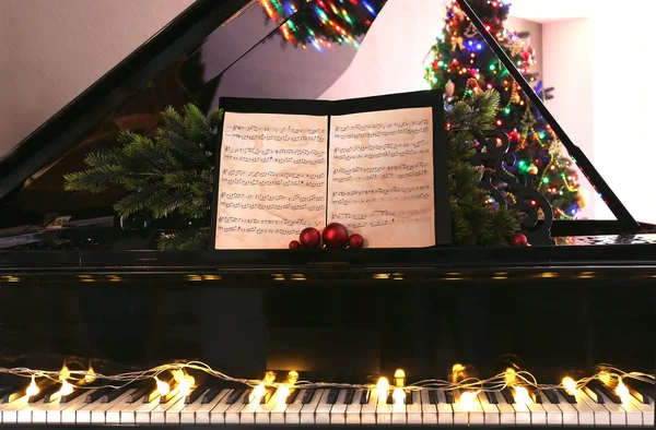 钢琴与圣诞装饰品 — 图库照片