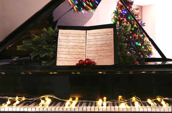 Piano con decoraciones navideñas — Foto de Stock