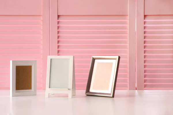 Molduras fotos na tela dobrável rosa — Fotografia de Stock