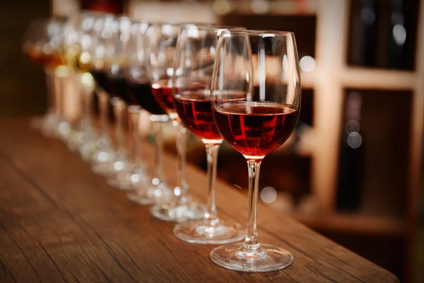 Gläser mit verschiedenen Weinen — Stockfoto
