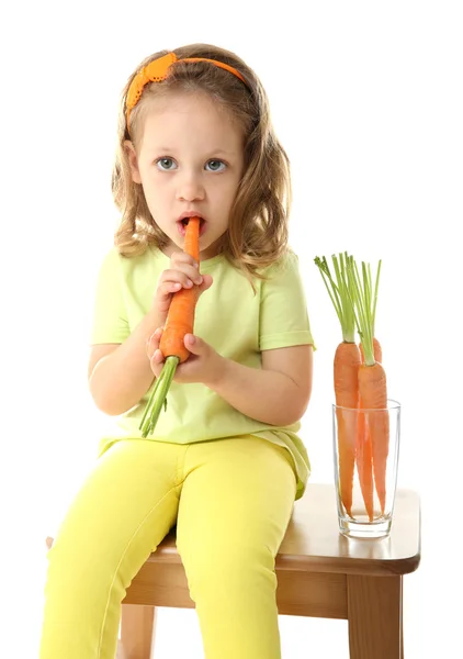 Красивая девушка с морковью — стоковое фото