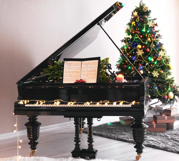 Piano com decorações de Natal — Fotografia de Stock