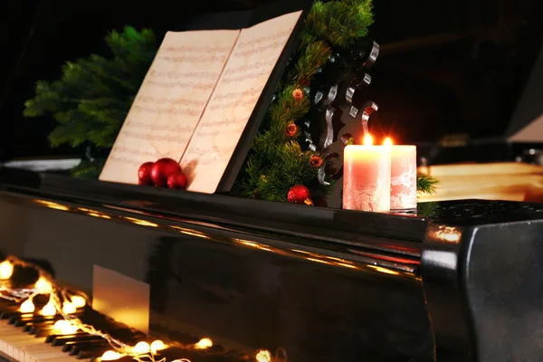 Notas musicales sobre piano — Foto de Stock