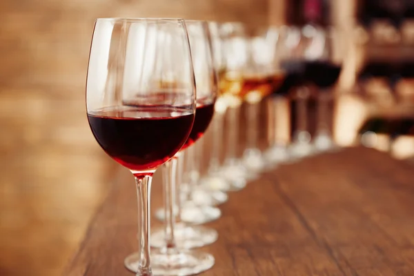 Gläser mit verschiedenen Weinen — Stockfoto