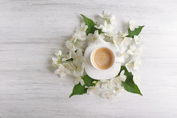 Cup of coffee with fresh flowers — Stock Photo, Image