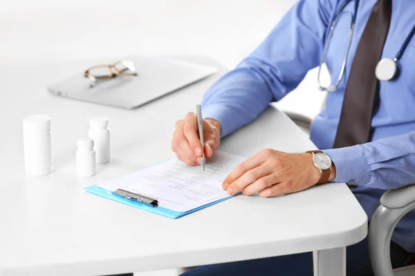 Doctor trabajando en la mesa — Foto de Stock