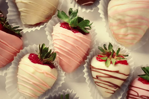 Erdbeeren mit unterschiedlicher Schokolade überzogen — Stockfoto