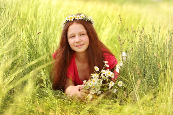 풀밭에서 달콤한 소녀 — 스톡 사진