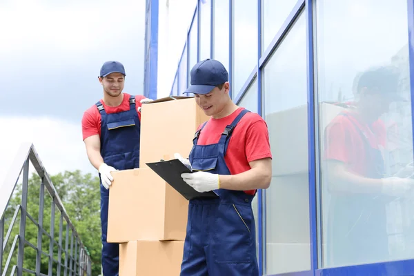 Zwei männliche Arbeiter mit Kisten — Stockfoto