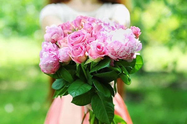 Girl with fresh bouquet — Stock Photo, Image