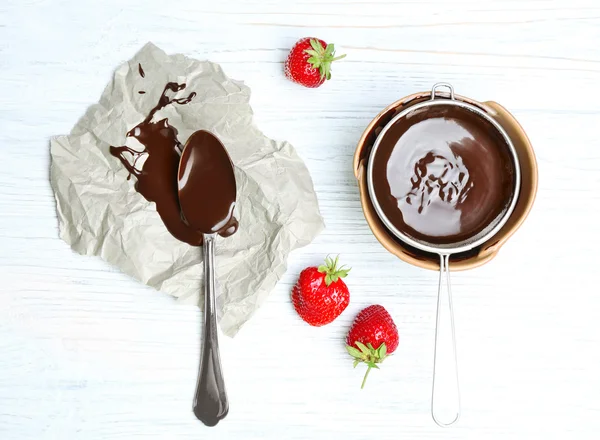 Truskawki i rozpuszczoną czekoladę — Zdjęcie stockowe