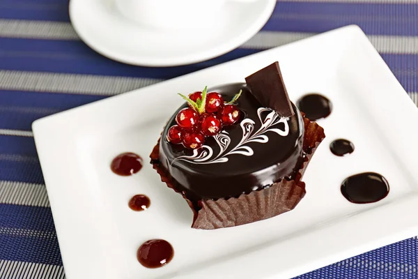 Gâteau au chocolat avec groseille fraîche — Photo