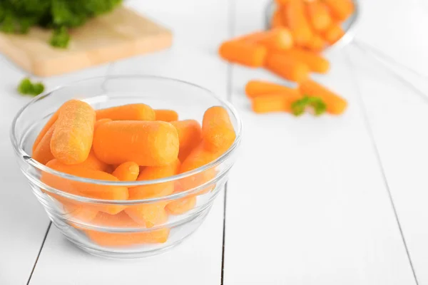 Petites carottes dans un bol en verre — Photo