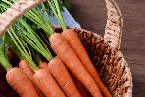 Zanahorias frescas en canasta de mimbre — Foto de Stock