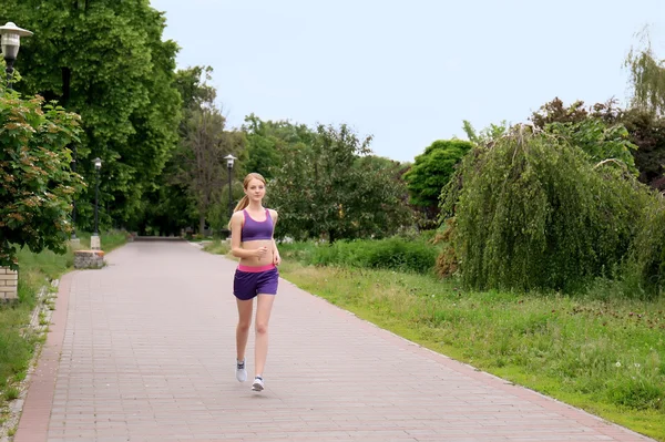 Femme sportive jogging au parc — Photo