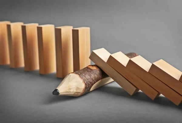 Μολύβι αποκλειστεί γραμμή της πτώσης dominoes — Φωτογραφία Αρχείου