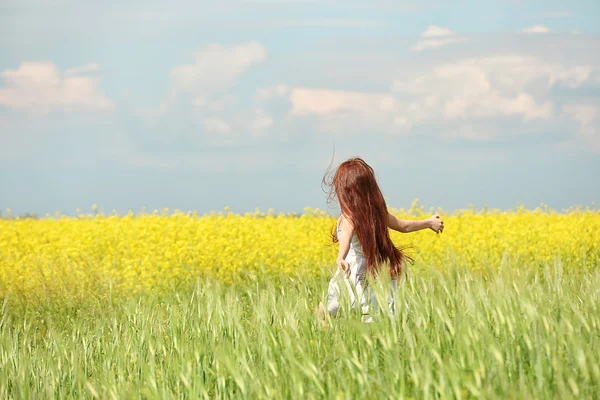 Dolce ragazza nel prato primaverile — Foto Stock