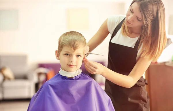 Friseur Macht Frisur Für Kind Auf Verschwommenem Hintergrund — Stockfoto