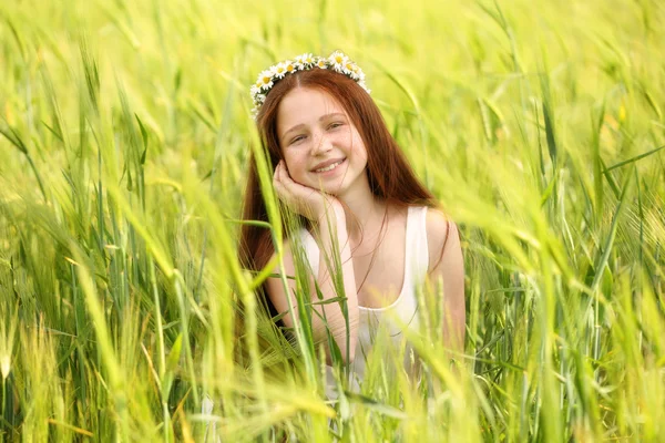 Menina doce no prado — Fotografia de Stock