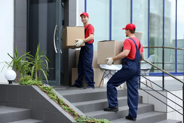 Männliche Arbeiter mit schweren Kisten — Stockfoto