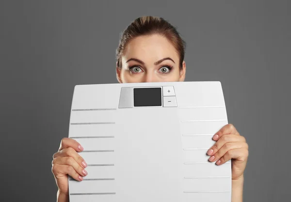 Schöne Frau mit Bodenwaage — Stockfoto