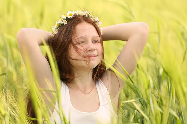 Lief meisje in de weide — Stockfoto