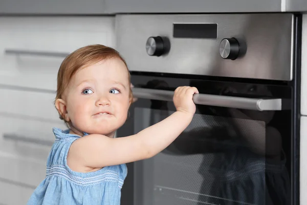 Criança brincando com forno elétrico — Fotografia de Stock