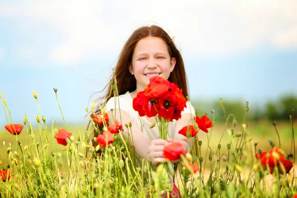 Mooi meisje in papaverveld — Stockfoto