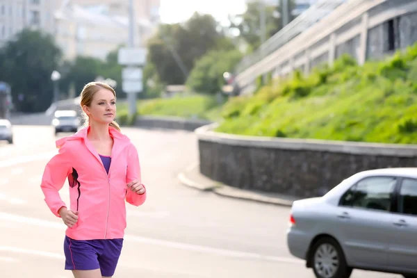 Femme sportive jogging dans une rue — Photo