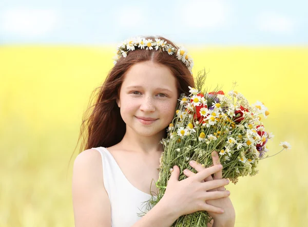 Çayır vahşi bahar çiçekleri ile kız — Stok fotoğraf