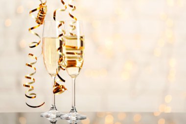 İki şampanya bardağı. 