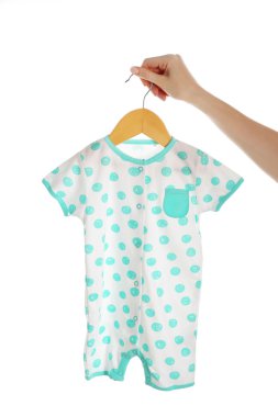 Bebek elbise tutan el