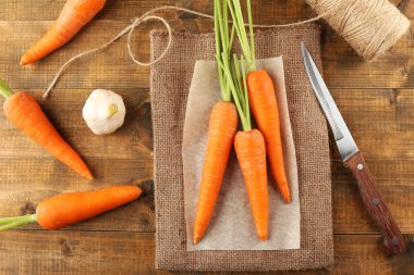 Bıçak ile taze havuç 