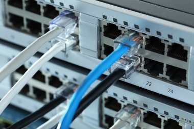 Ethernet kablosu ağ anahtara bağlı