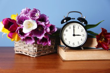 Çalar saat ile Lale buketi