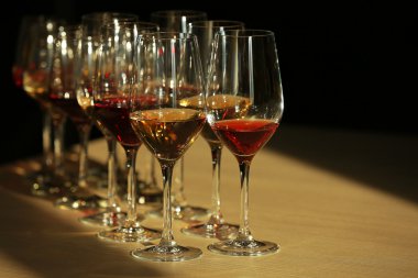 farklı şarap gözlük