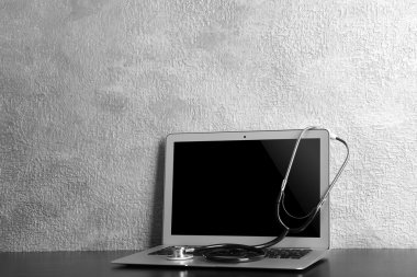 stetoskop ile modern dizüstü bilgisayar 