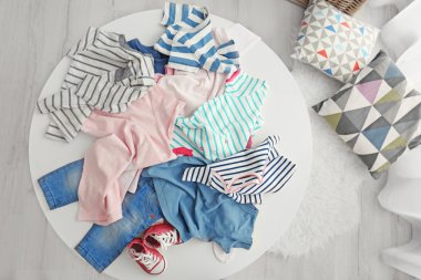 bir tablo üzerinde bebek giysileri