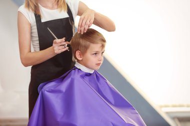 Kuaför saç modeli için çocuk yapma 