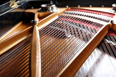 Yükseltilmiş bir kapak ile piyano. 