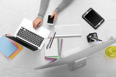 el bilgisayarı ile masada