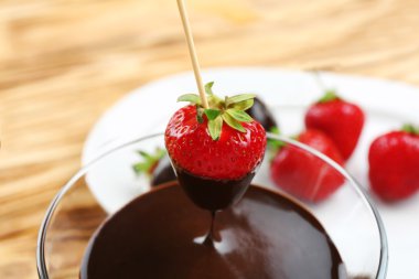 Çikolata ile kaseye daldırma çilek 