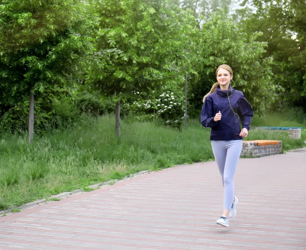 Femme sportive jogging au parc — Photo