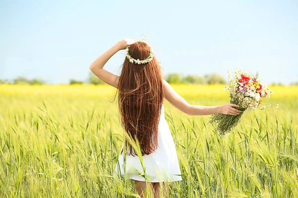 Lief meisje in de weide — Stockfoto