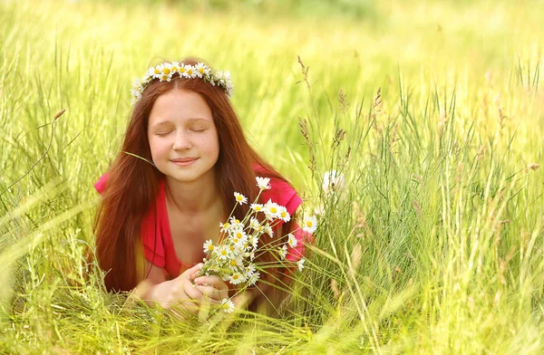 Lief meisje in de weide — Stockfoto