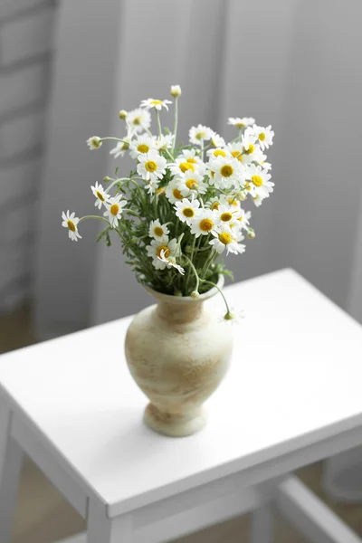 背景にカモミールの花束 — ストック写真